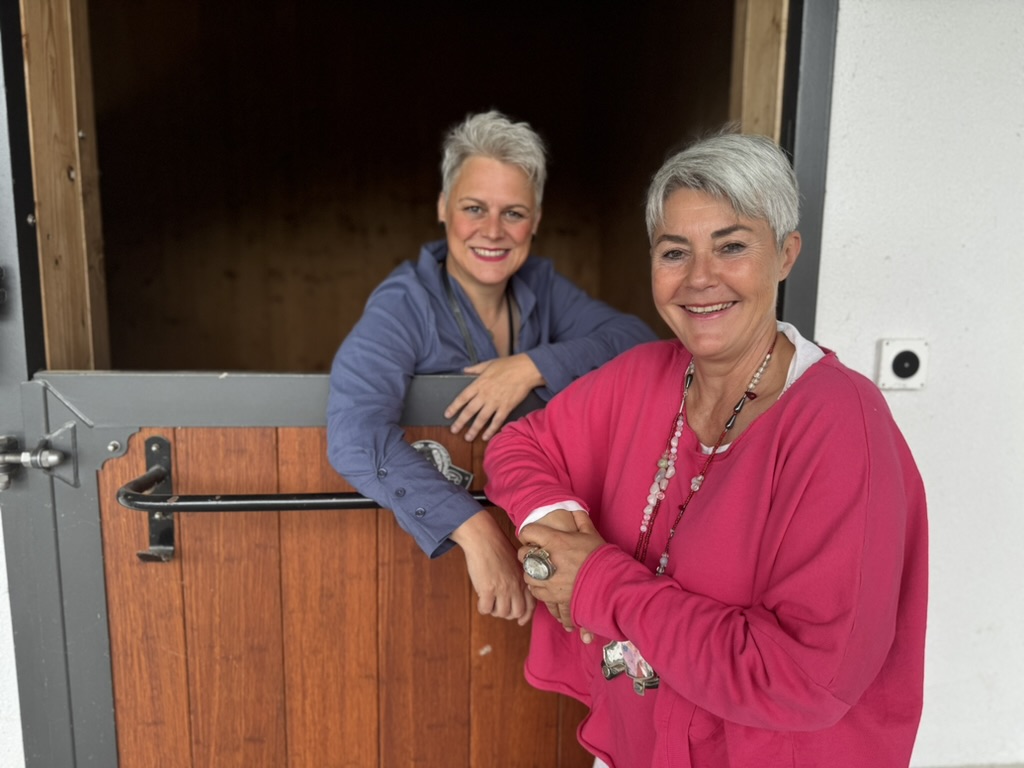 Stefanie Aufleger (links) und Renée Schäfer (rechts) – Initiatorinnen des STEAUF Honigtopfes